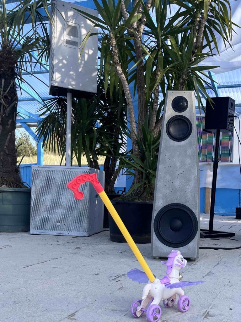 Art Camp Dębki, głęśnik betonowy Gemini na plaży w Dębkach